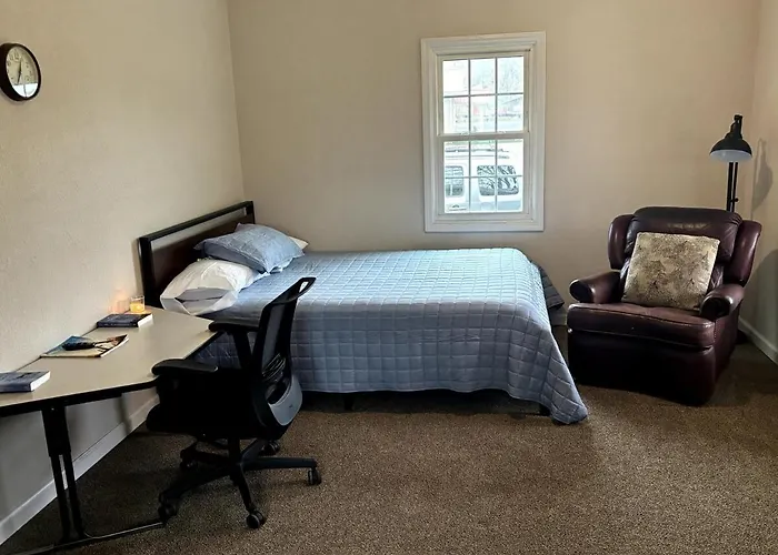 Quaint Cottage Near Local And State Parks And Minutes From Laurel Cove And Bell Theatre