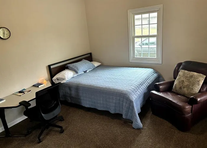 Quaint Cottage Near Local And State Parks And Minutes From Laurel Cove And Bell Theatre