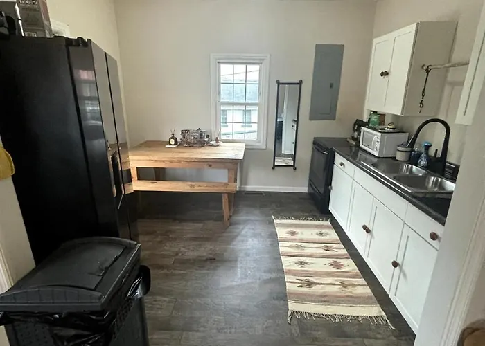 Quaint Cottage Near Local And State Parks And Minutes From Laurel Cove And Bell Theatre