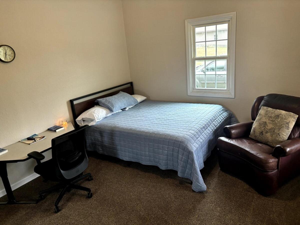 Quaint Near Local And State Parks And Minutes From Laurel Cove And Bell Theatre