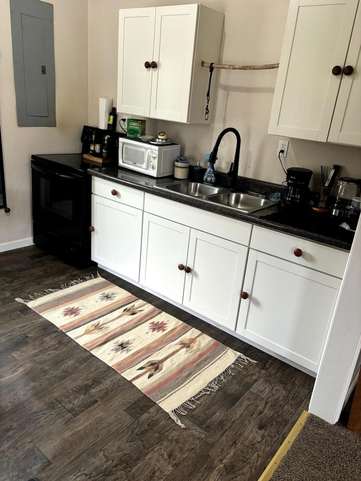 Quaint Near Local And State Parks And Minutes From Laurel Cove And Bell Theatre *